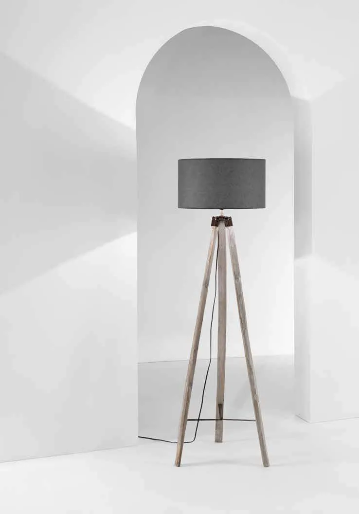 Lampada da terra Gallery Fan Europe a cavalletto in legno tortora sotto un arco