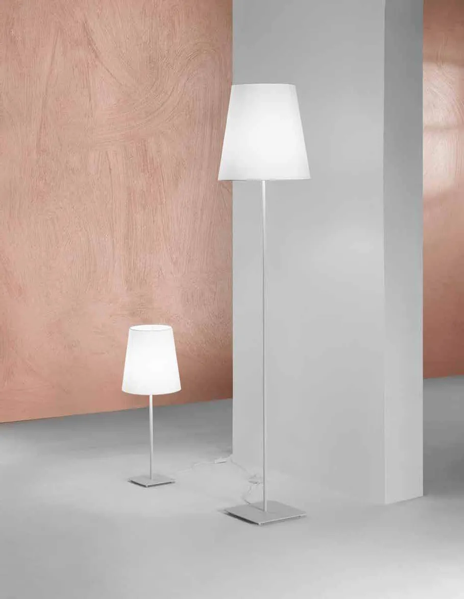 Piantana e lume Elvis Fan Europe bianchi davanti a una parete rosa