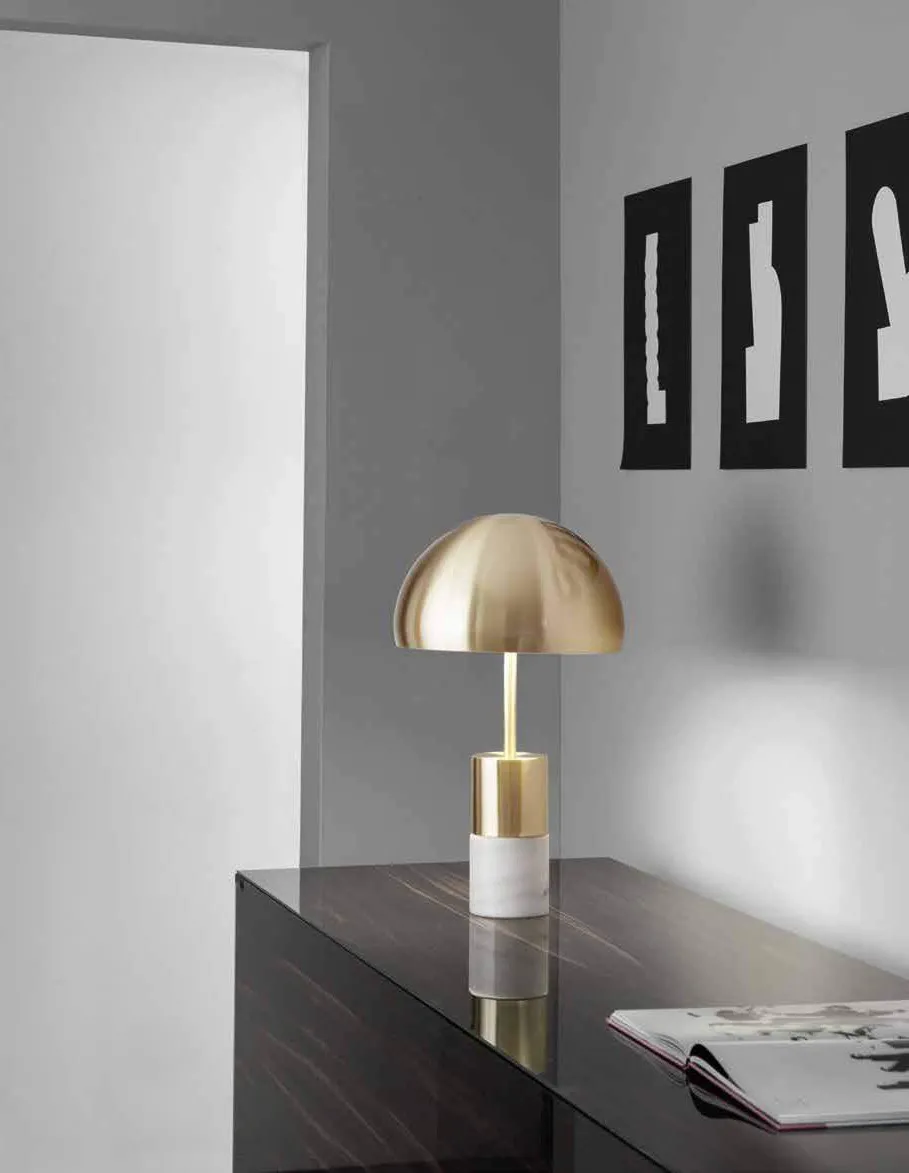 Lampada da tavolo Igea Fan Europe oro con base in marmo su un mobile scuro