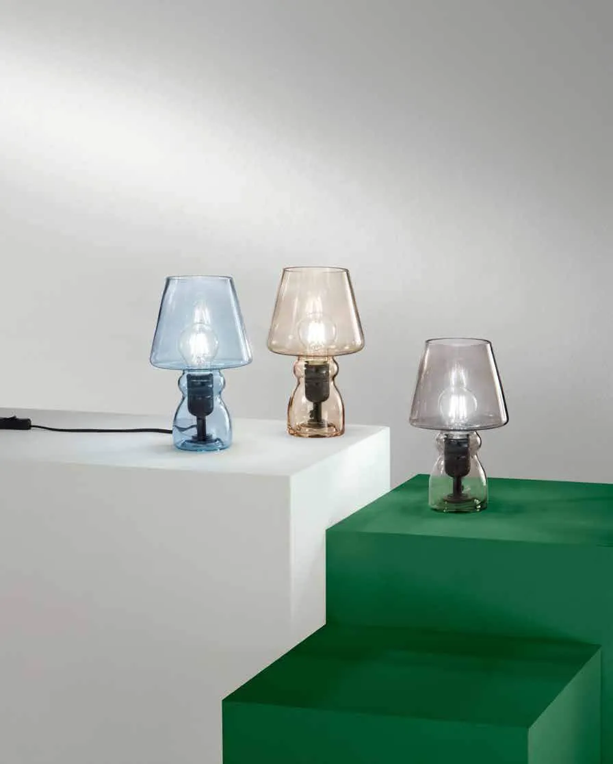 Lumi Gleam Fan Europe in vetro blu, ambra e grigio su gradini bianchi e verdi