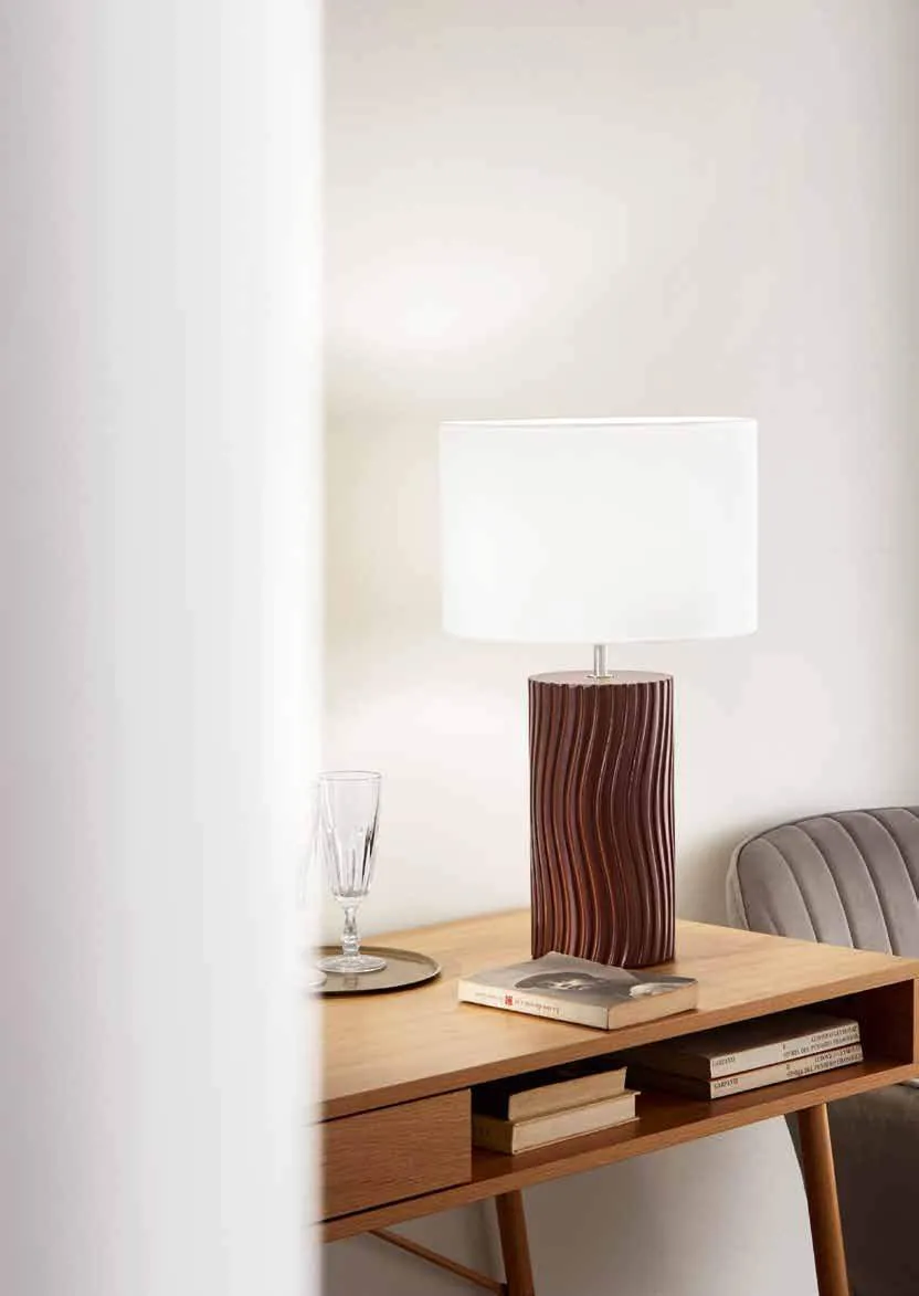 Lampada da tavolo Woodlog Fan Europe in rovere scuro su una scrivania