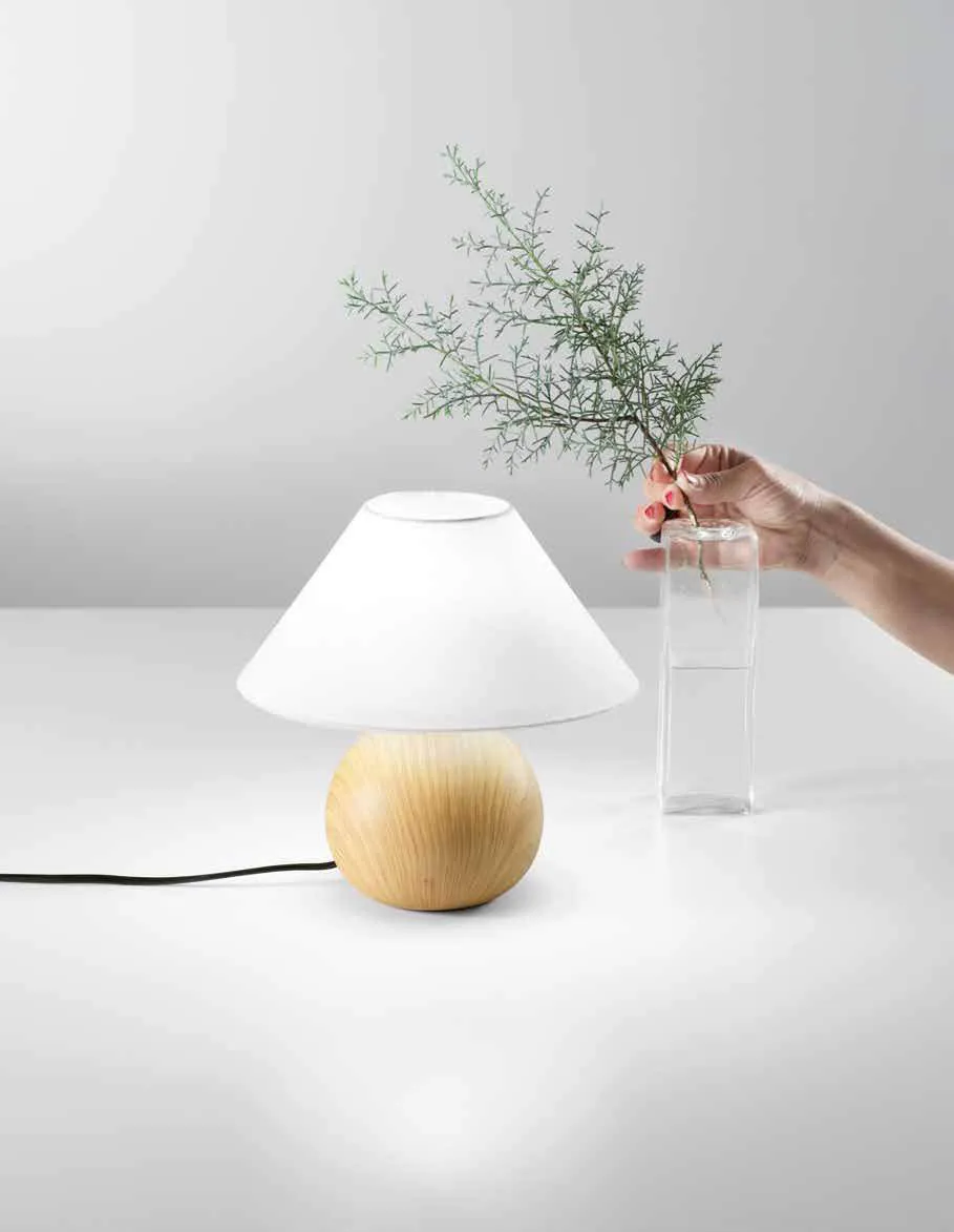 Lampada da tavolo Pino Fan Europe con sfera effetto pino e paralume bianco