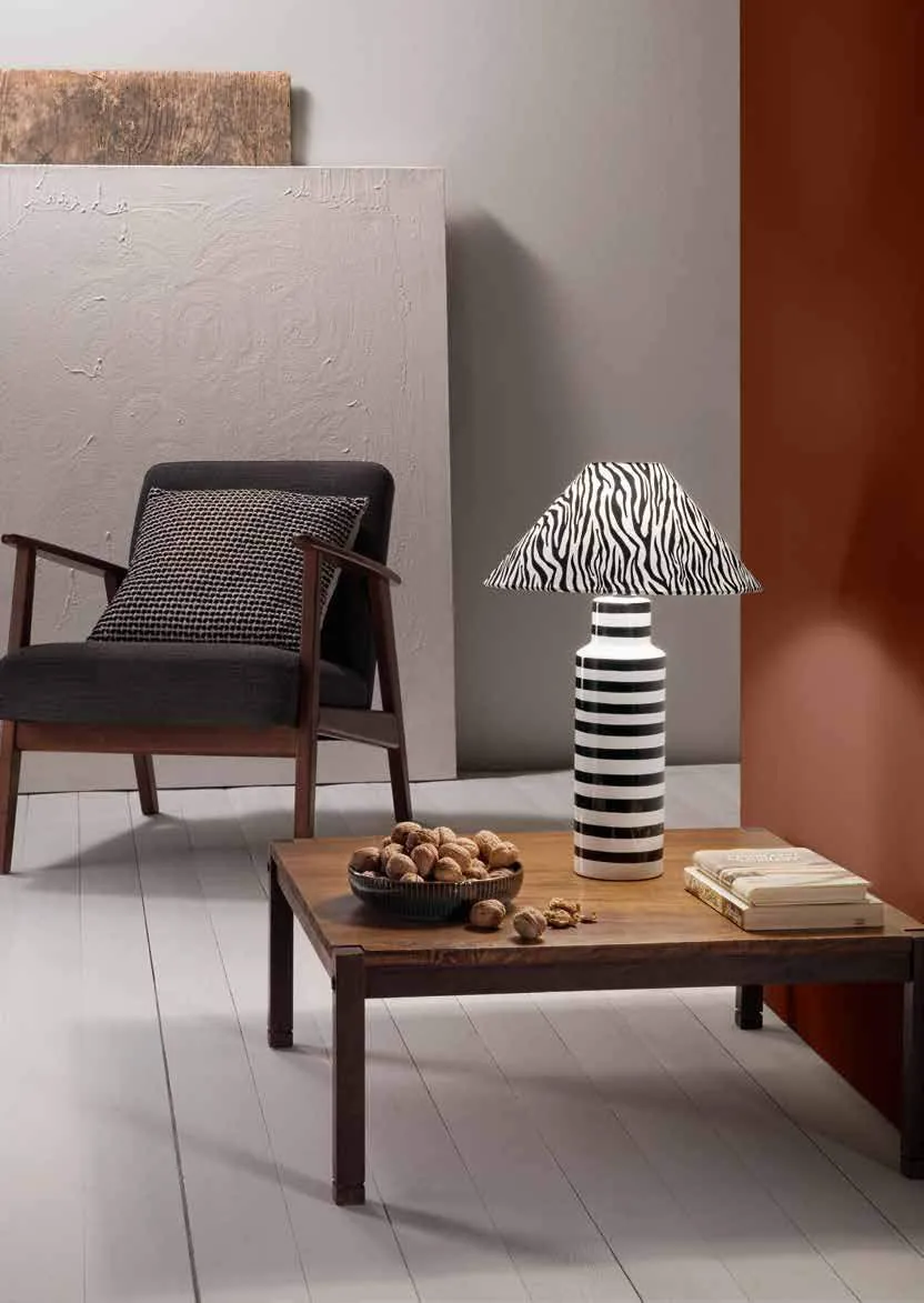 Lampada da tavolo Kenya Fan Europe zebrata su un tavolino basso