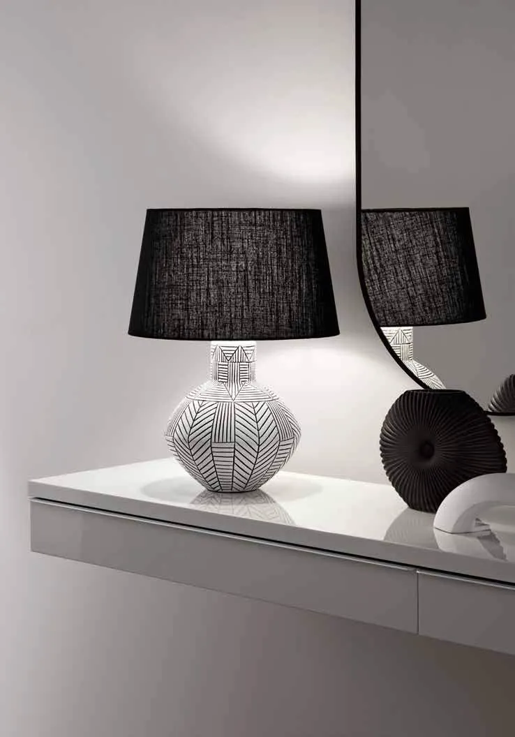 Lampade da tavolo Aztec Fan Europe con paralume nero e base a geometrie