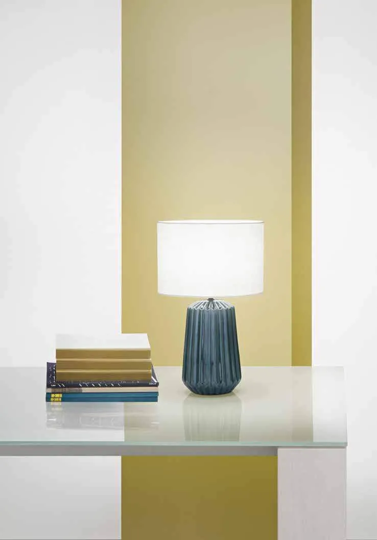 Lampada da tavolo Kiowa Fan Europe con base plissettata ottanio su un tavolino