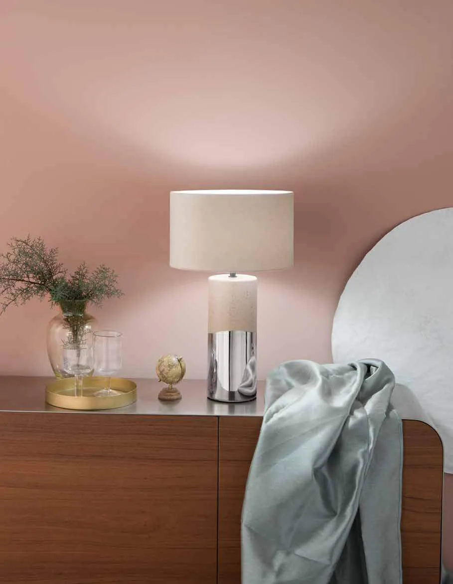 Lampada da tavolo Tataka Fan Europe su un mobile davanti a una parete rosa