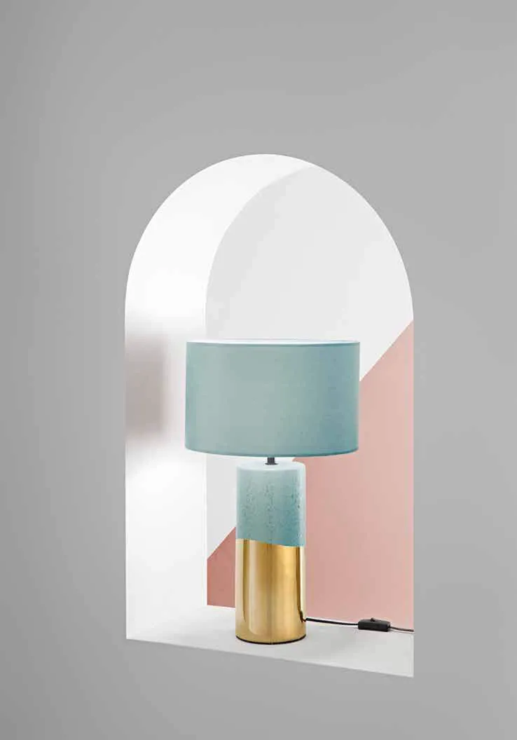 Lampada da tavolo Tataka Fan Europe con base oro e paralume azzurro in una nicchia