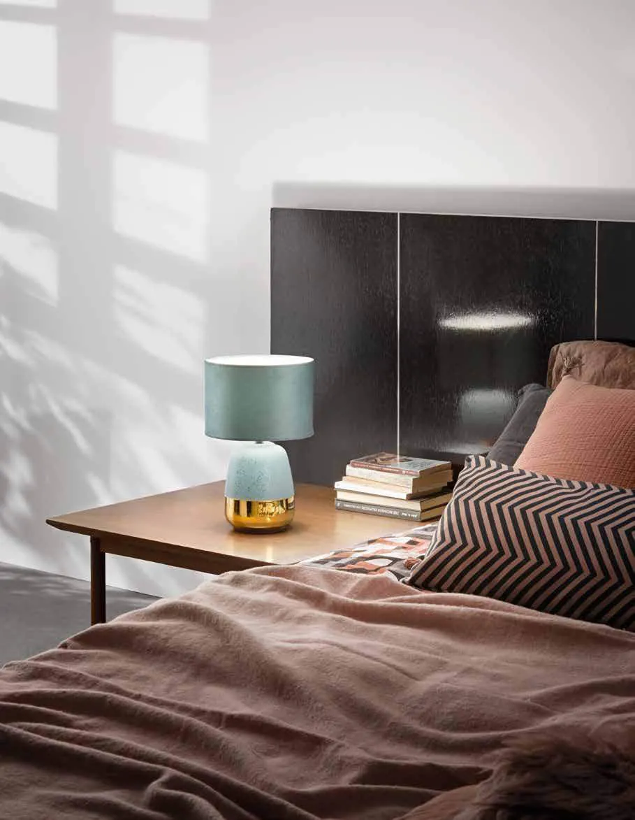 Lampada da tavolo Sioux Fan Europe su un comodino accanto al letto