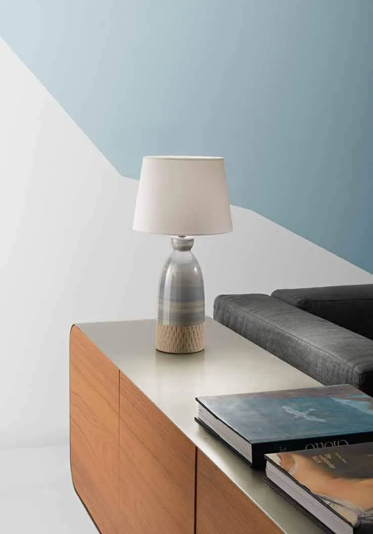Lampada da tavolo Navajo Fan Europe in ceramica tortora su un mobile in legno
