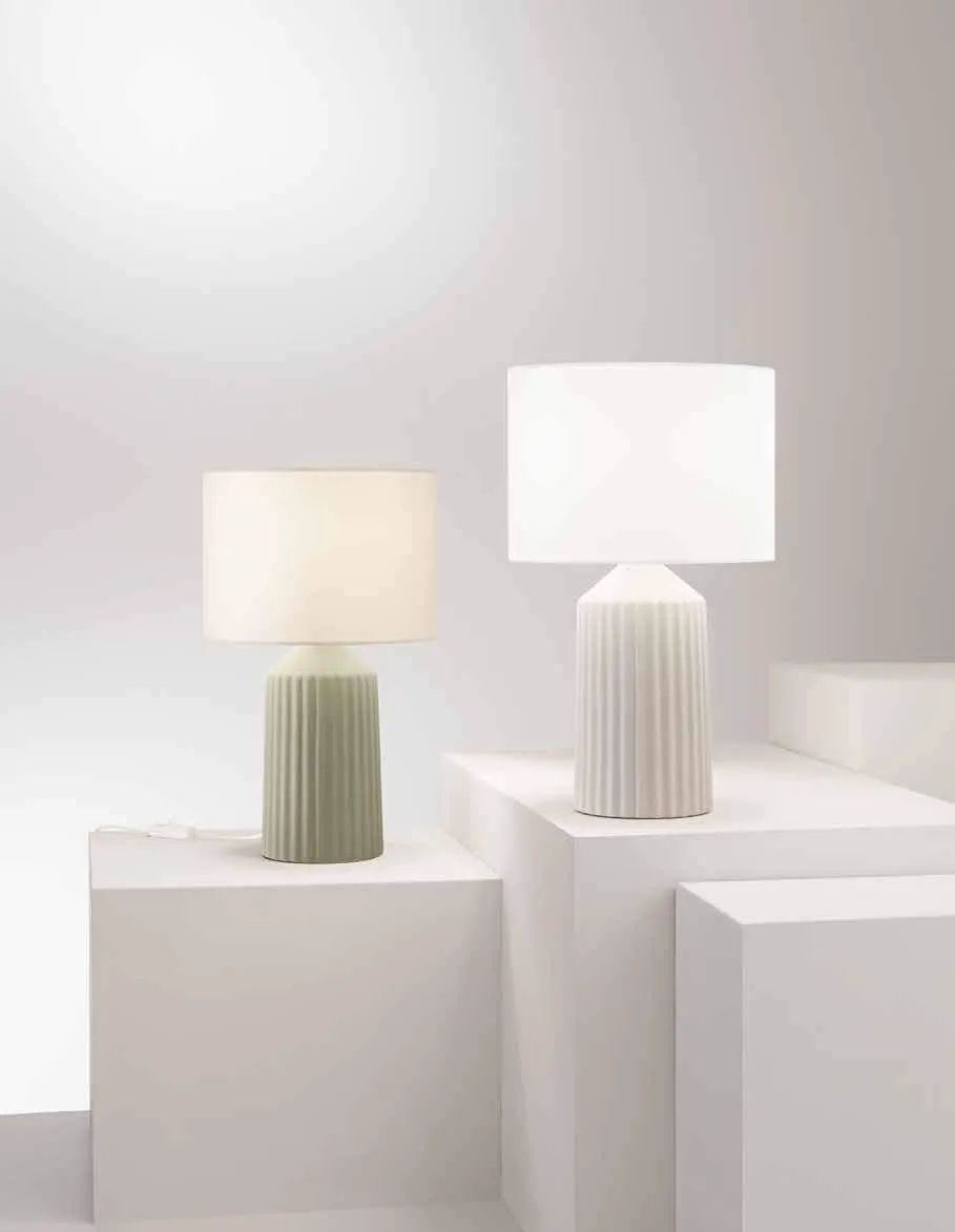 Lampade da tavolo Sahara Fan Europe verde salvia e beige su cubi bianchi