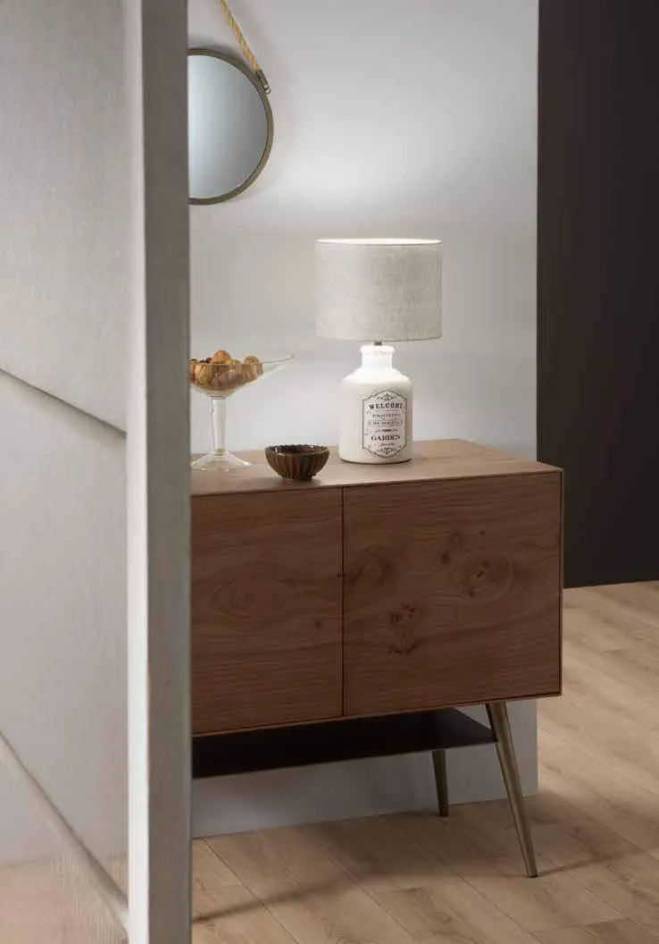 Lampada da tavolo Factory Fan Europe su un mobile in legno in un ingresso