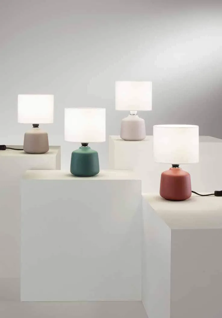 Lampade da tavolo Burano Fan Europe in quattro colori su cubi bianchi