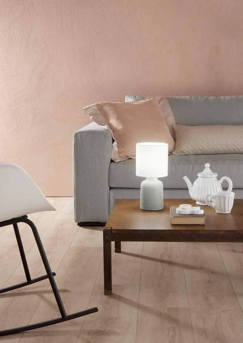 Lampada da tavolo Ravello Fan Europe su un tavolino in un soggiorno rosa