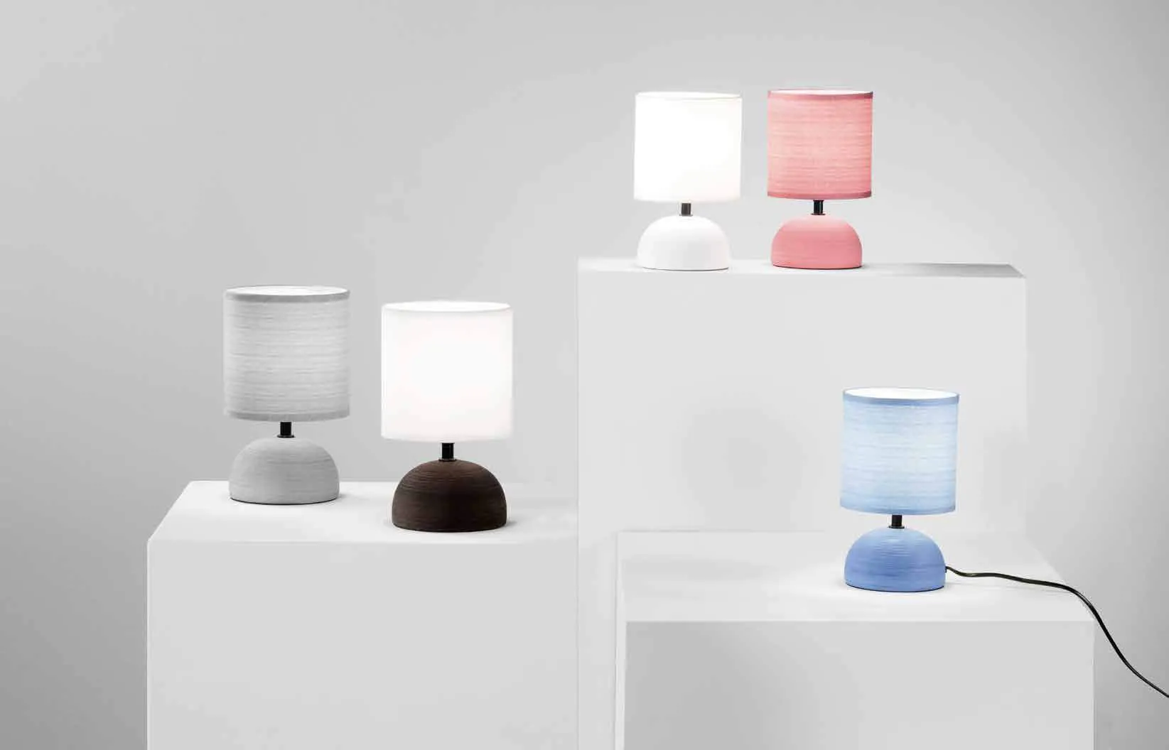 Lampade da tavolo Furore Fan Europe in cinque colori su cubi bianchi