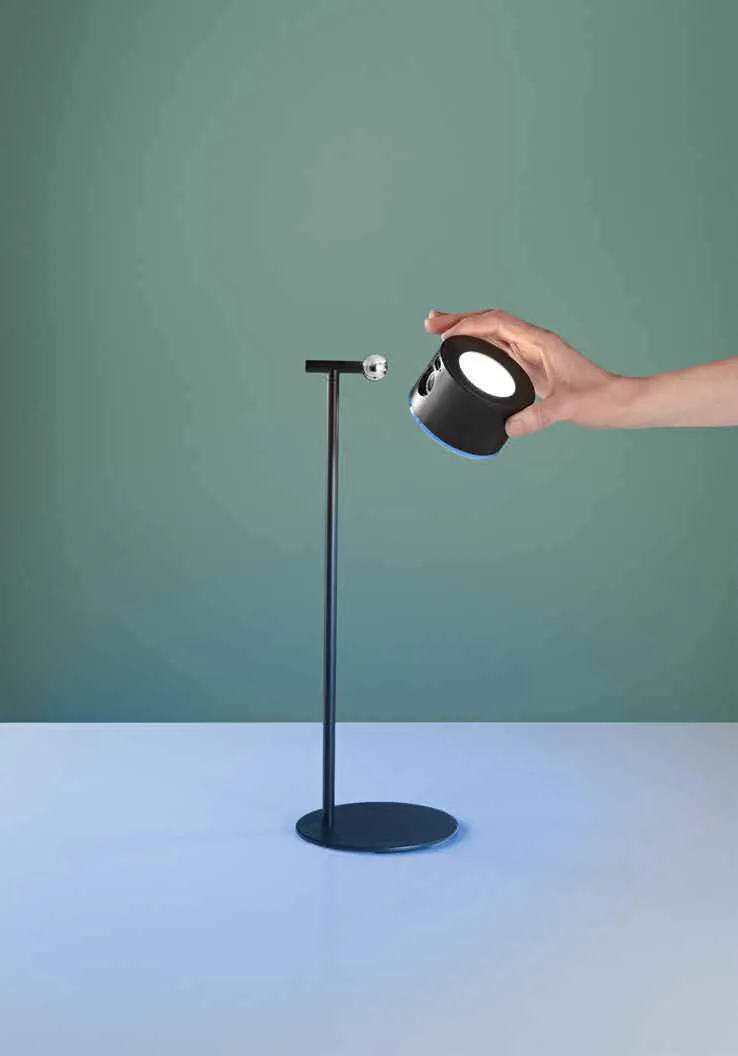 Lampada Tesla Fan Europe nera con testa magnetica tenuta in mano
