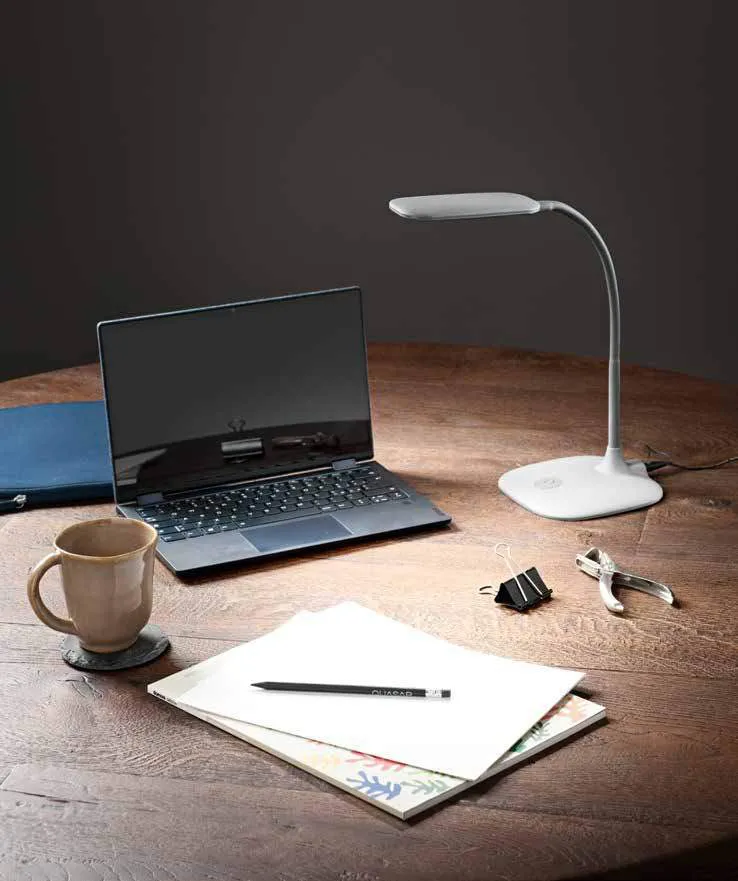 Lampada da scrivania Darwin Fan Europe bianca su un tavolo in legno con un portatile