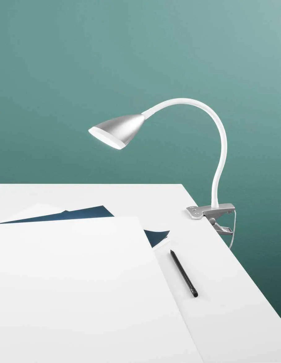 Lampada a pinza Hegel Fan Europe silver fissata a un tavolo bianco