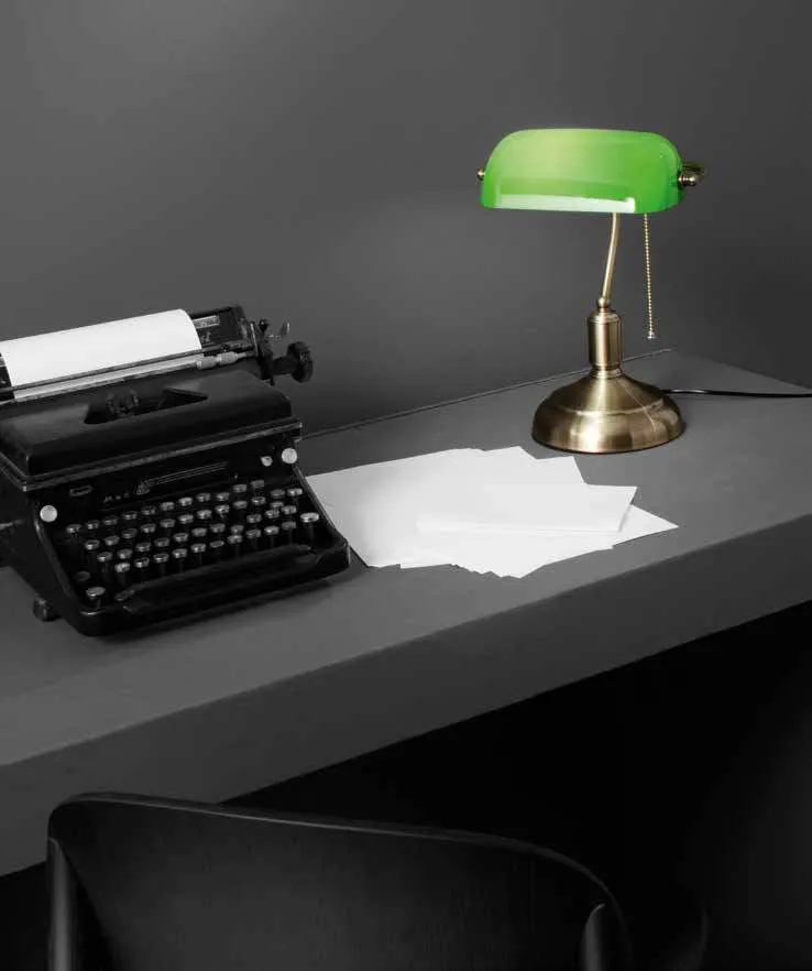 Lampada da scrivania Marshall Fan Europe verde e bronzo accanto a una macchina da scrivere