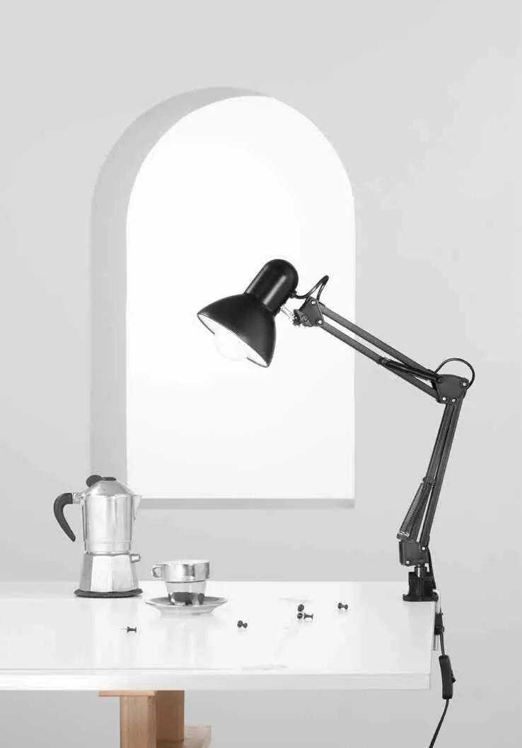 Lampada a braccio Architetto Fan Europe nera fissata a un tavolo con una moka