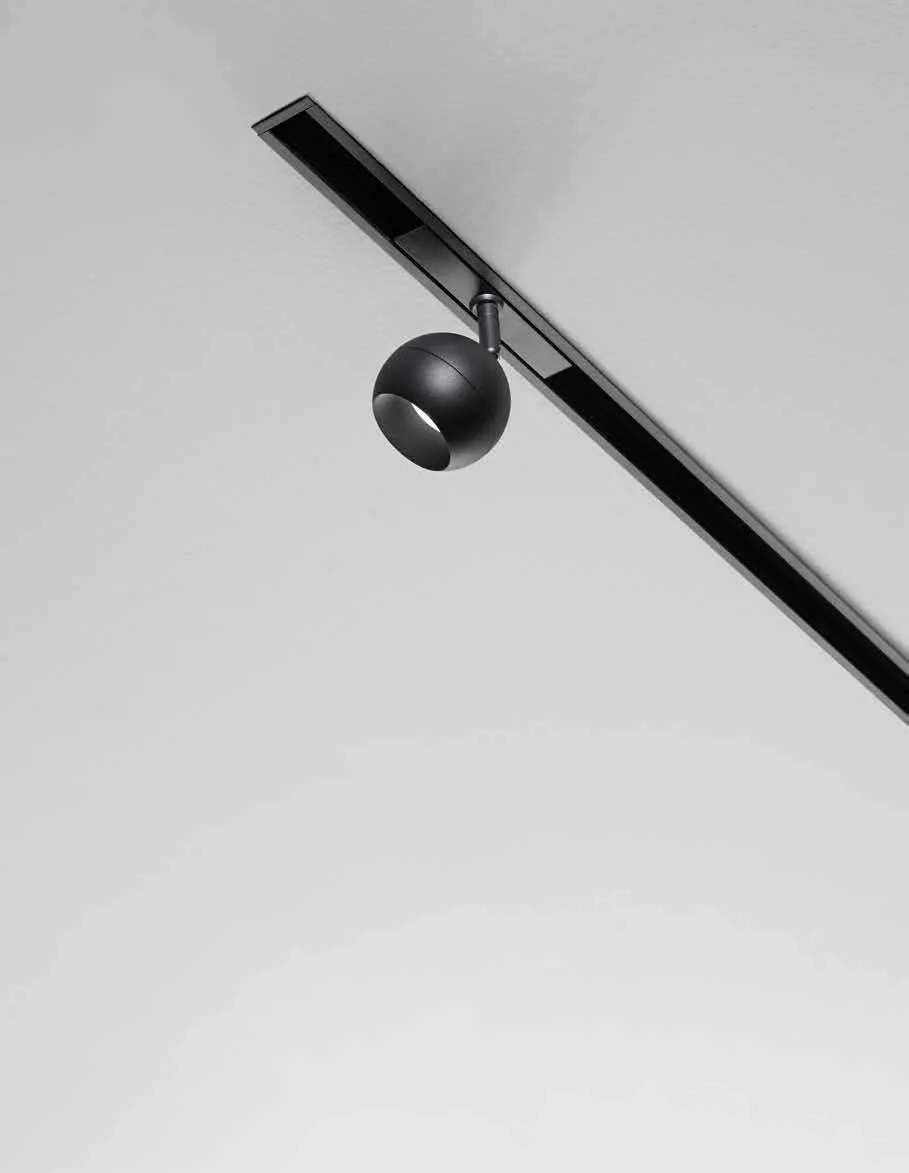 Faretto per binario Goal Fan Europe a sfera nera montato su binario Da Vinci a soffitto