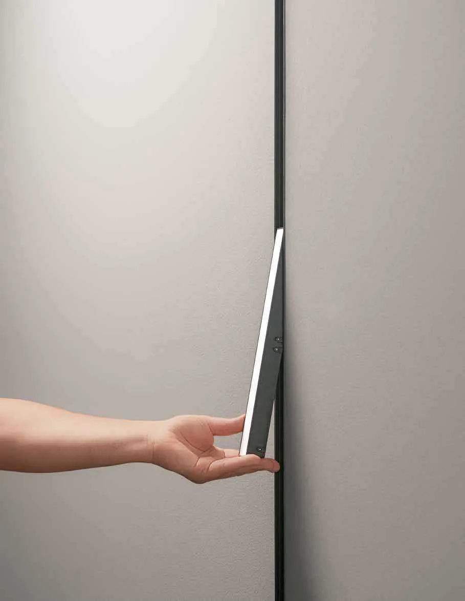 Lampada lineare Line Fan Europe su binario Da Vinci a parete, sfilata con una mano