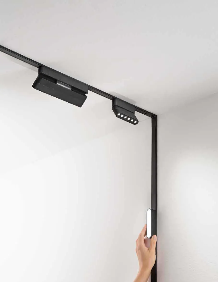 Lampade lineari Bernini Line Fan Europe su binario Bernini nero tra parete e soffitto