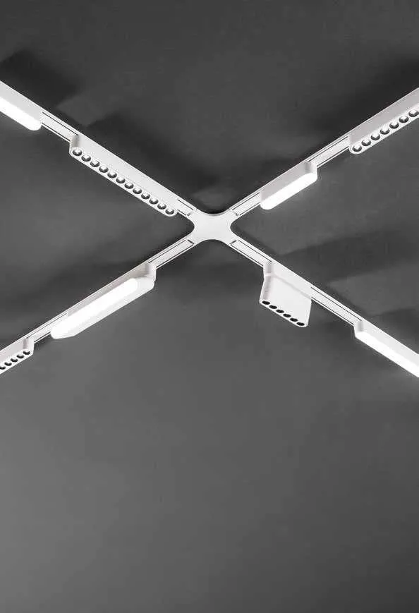 Incrocio di binari Bernini Fan Europe bianchi con lampade Bernini Line su soffitto scuro