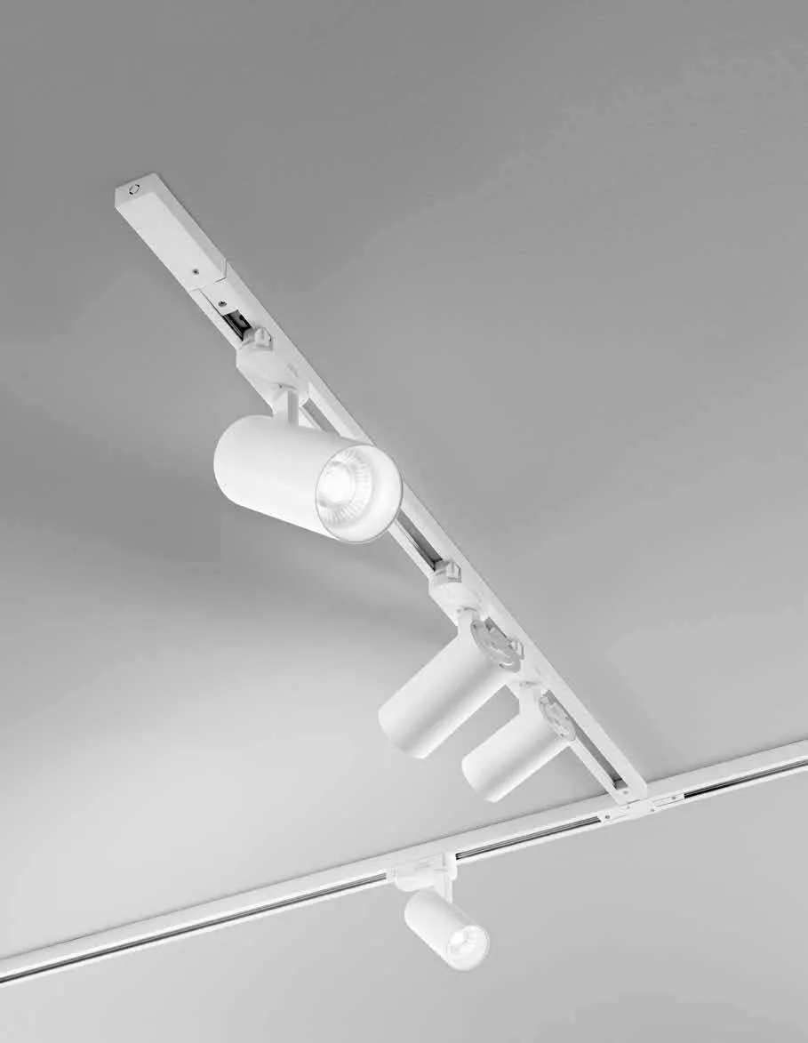 Faretti per binario monofase Aviator MF Fan Europe bianchi su binario bianco a soffitto