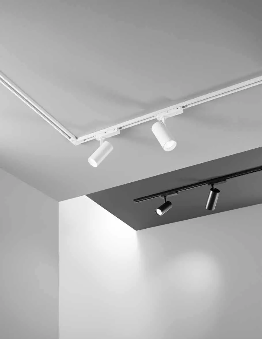 Faretti Plane MF Fan Europe bianchi e neri su binari monofase a soffitto e in una gola