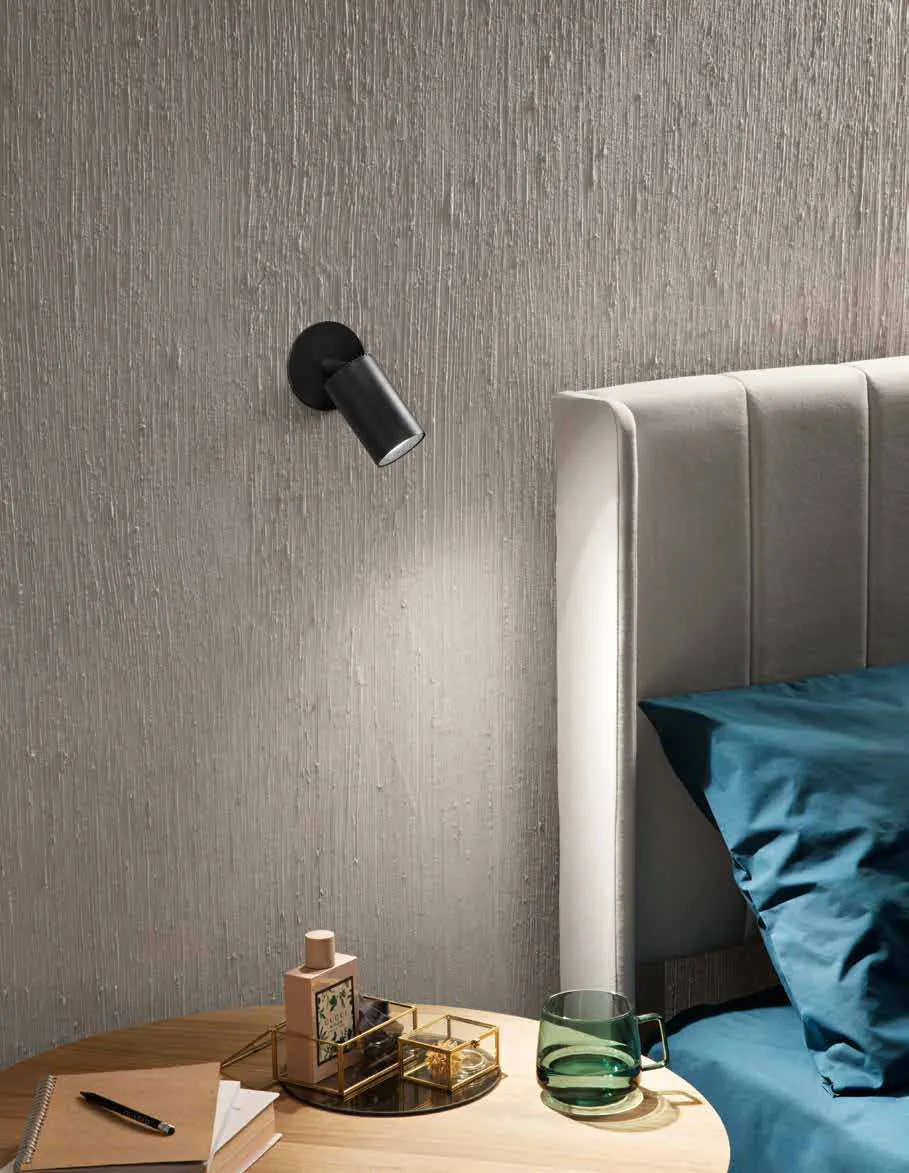 Faretto Squib MF Fan Europe nero con base a plafone montato a parete sopra un comodino