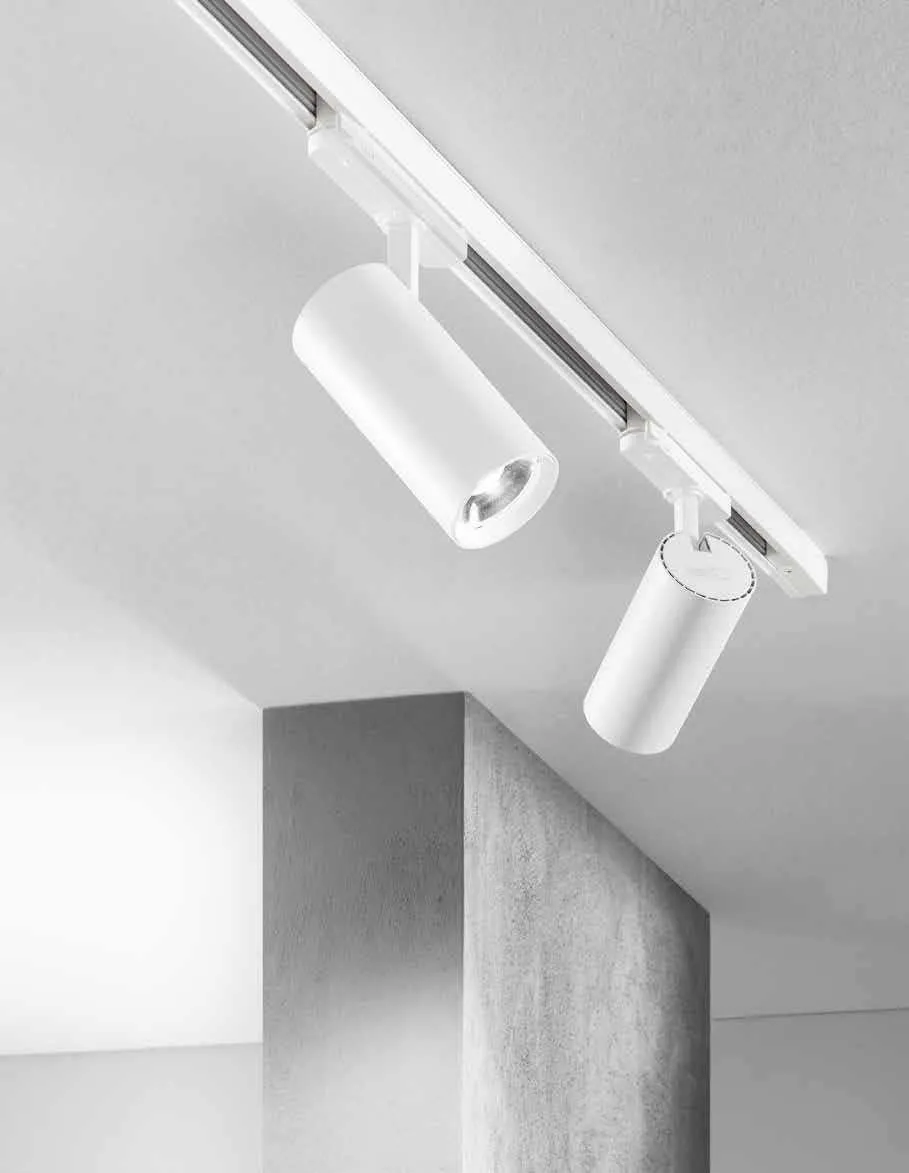 Faretti per binario trifase Plane Fan Europe bianchi su binario bianco sopra un pilastro