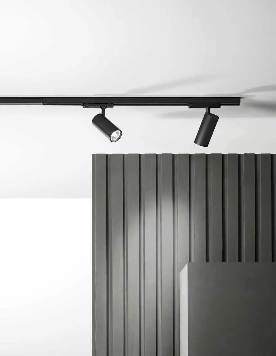 Faretti per binario trifase Jet Fan Europe neri sopra una parete a doghe scure