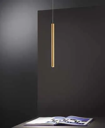 Sospensione sottile Oboe Fan Europe in oro sopra un libro aperto su fondo scuro