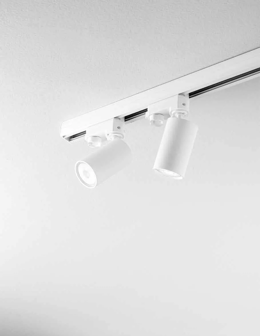 Faretti per binario trifase Squib Fan Europe bianchi su binario bianco a soffitto