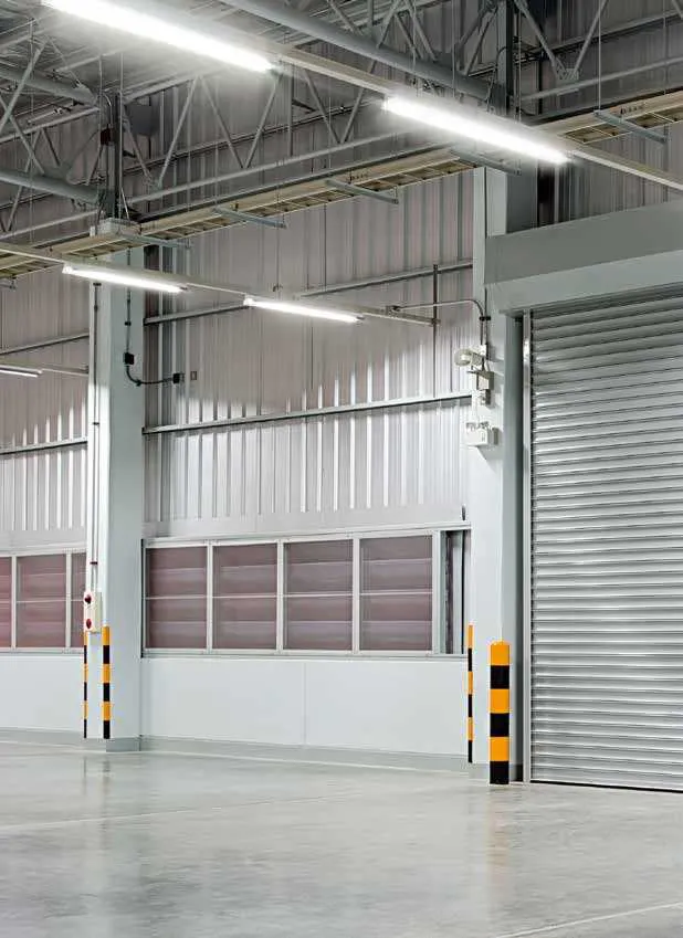 Lampade Busbar Fan Europe sospese nel capannone di un magazzino