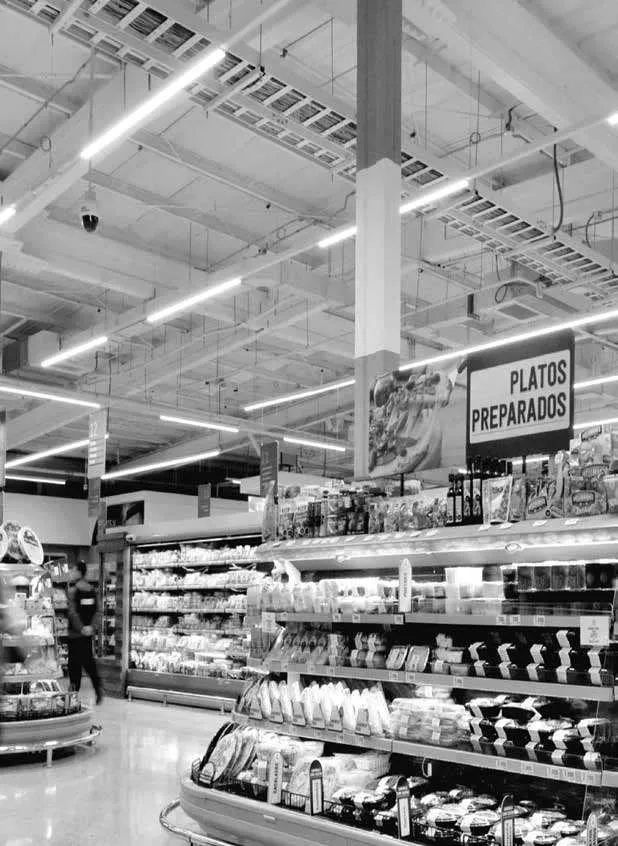Lampade lineari Busbar Fan Europe sopra le corsie di un supermercato