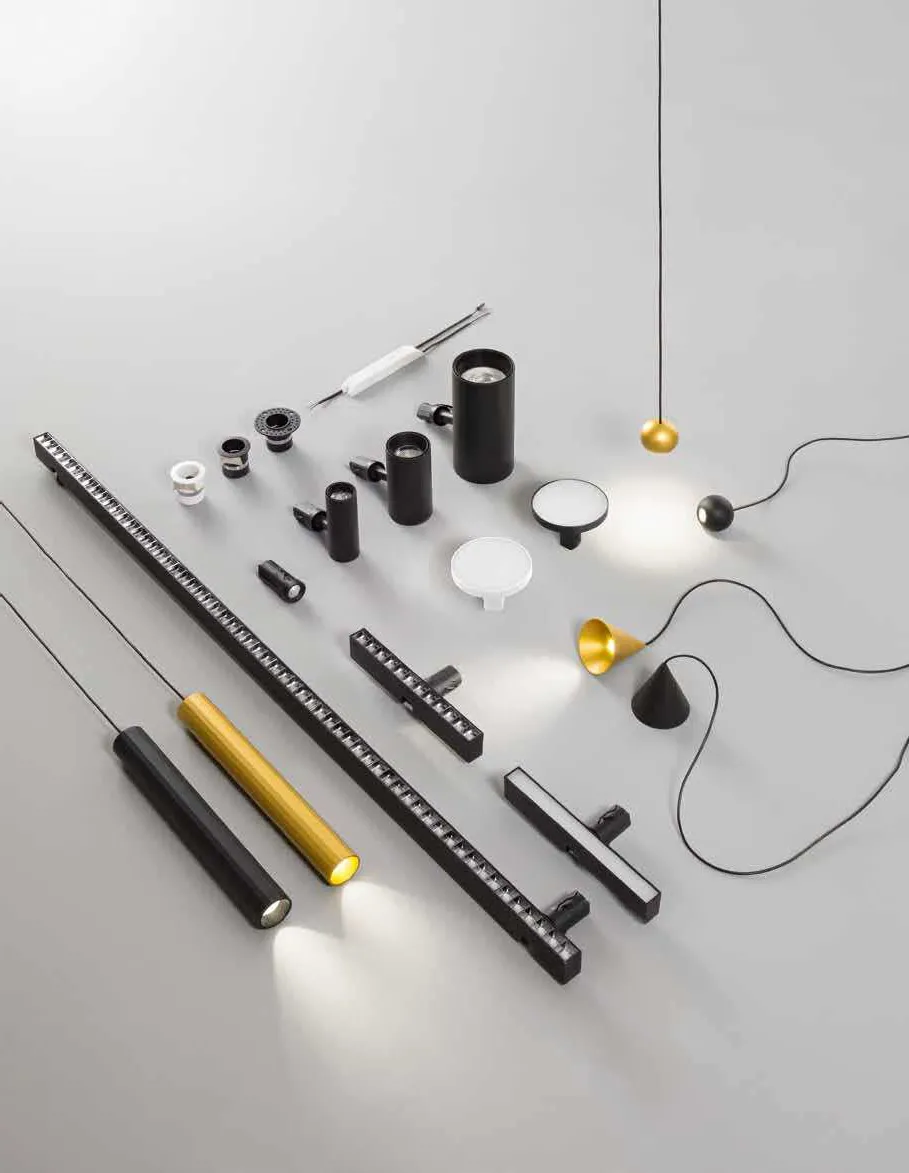 Corpi illuminanti e alloggi del sistema Shift Fan Europe disposti su fondo grigio