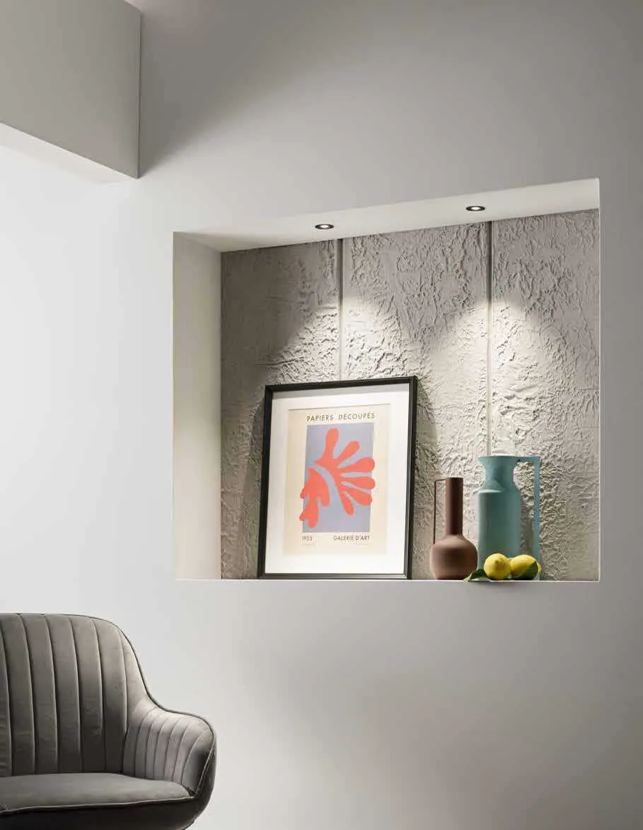 Incassi Shift LED Fan Europe che illuminano una nicchia con quadro, vaso e poltrona