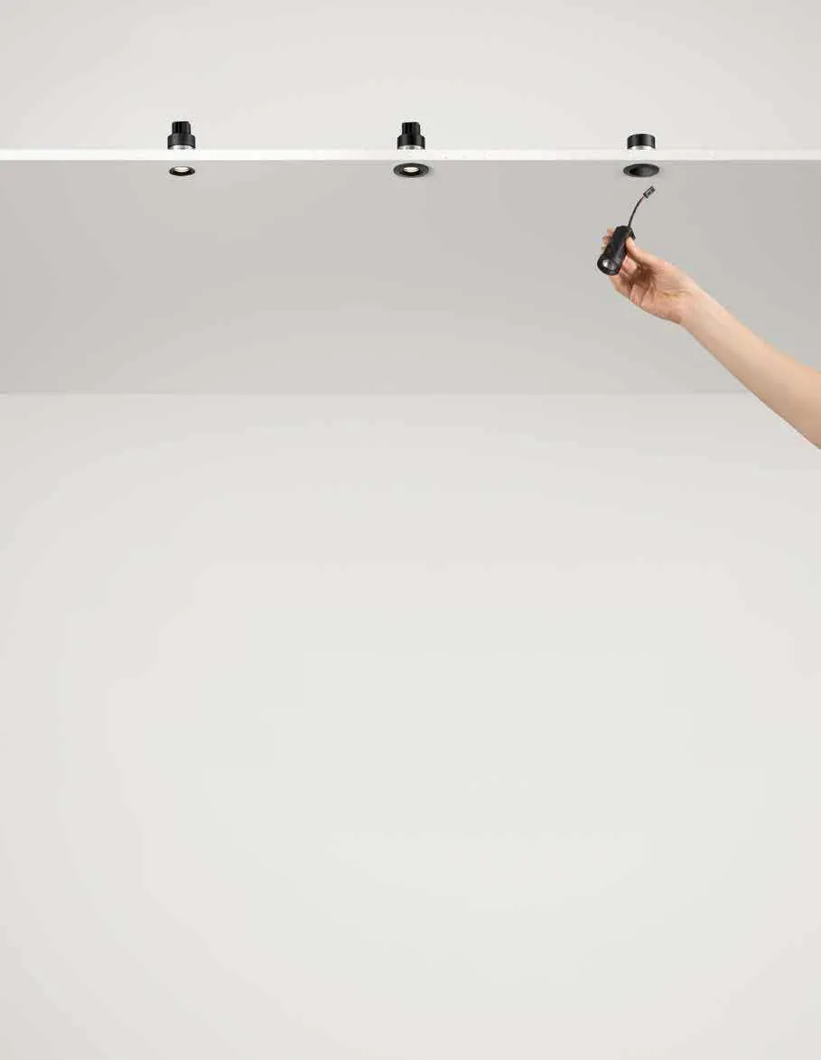 Mano che inserisce un modulo Shift LED Fan Europe nell'alloggio a soffitto