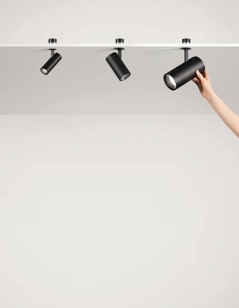 Tre faretti Shift Spot Fan Europe a soffitto, uno orientato con la mano