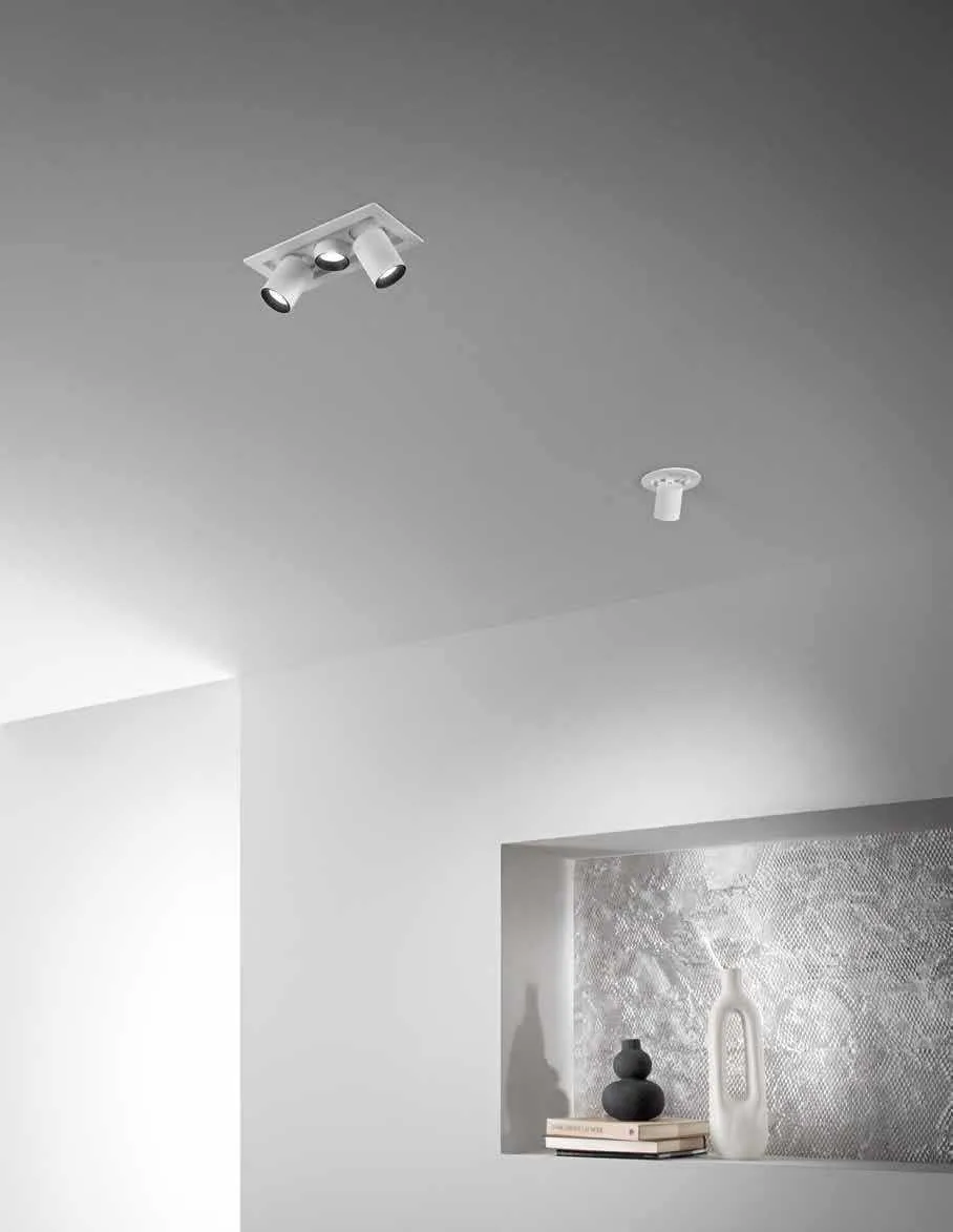Faretti da incasso Sider Fan Europe a soffitto sopra una nicchia con vaso