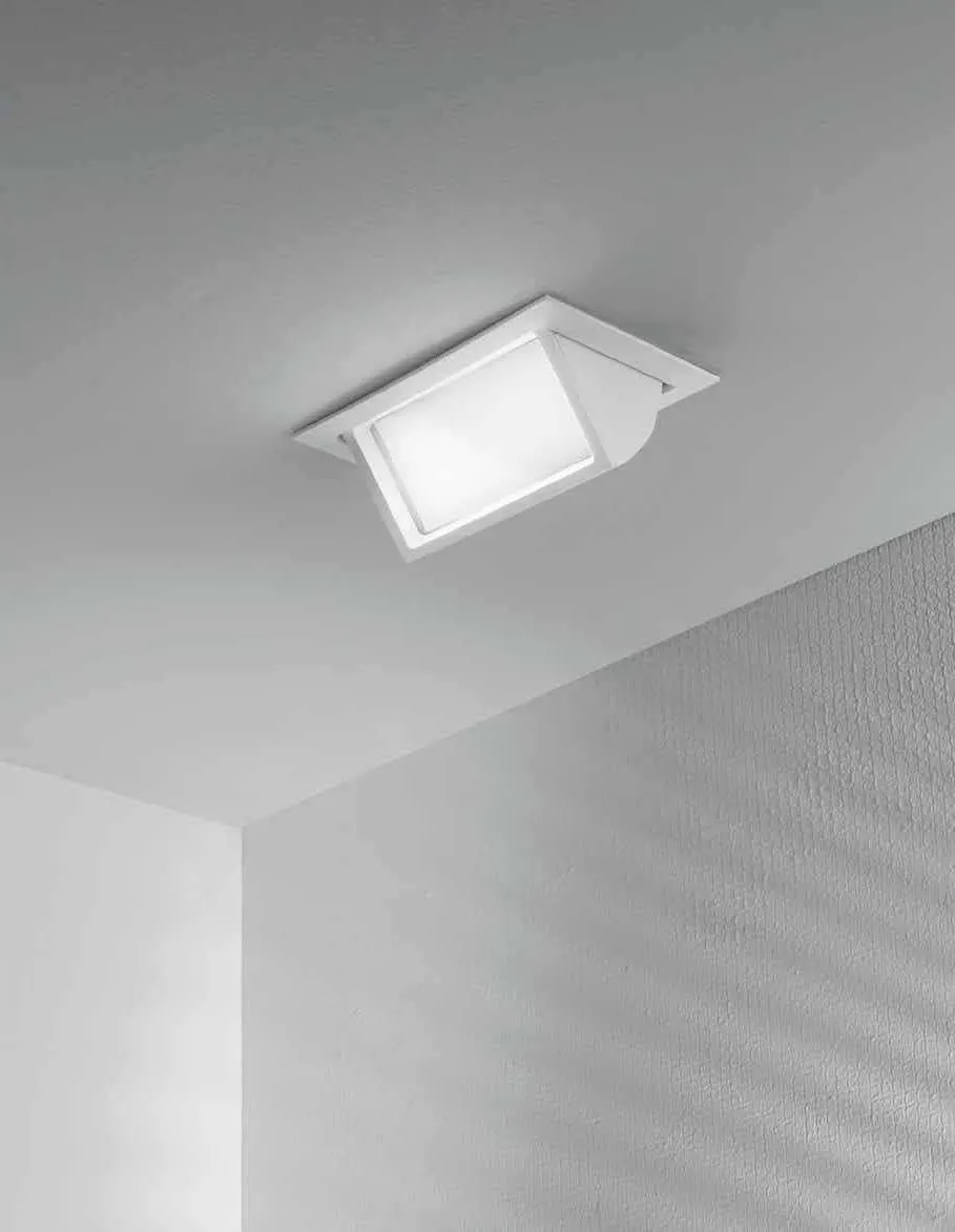 Faretto da incasso rettangolare Lybra Fan Europe con diffusore inclinato verso la parete