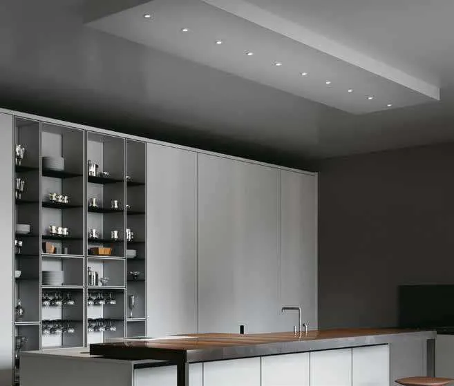 Cucina con controsoffitto illuminato da mini faretti da incasso Dama Fan Europe