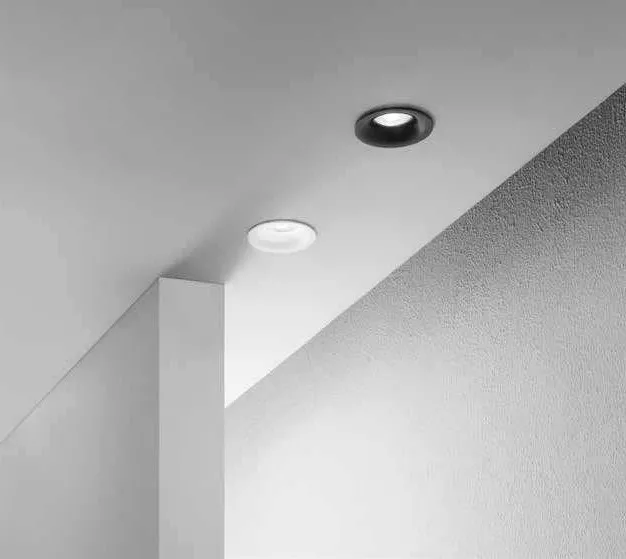Faretti da incasso Hyde Fan Europe bianco e nero su un soffitto con trave