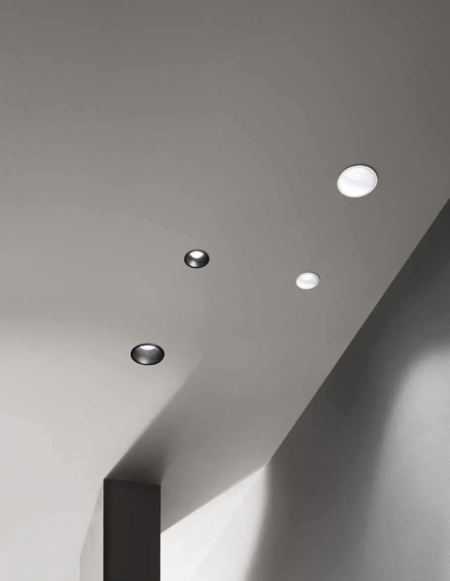 Faretti da incasso Quark Fan Europe su un soffitto chiaro con parete grigia