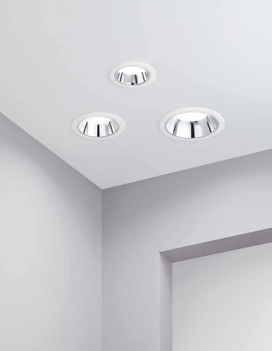 Faretti da incasso Mack Fan Europe con riflettore cromato su soffitto bianco
