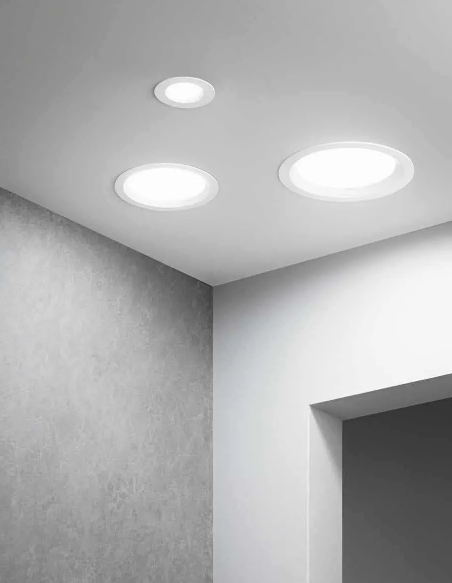 Faretti da incasso Tron Fan Europe accesi su un soffitto vicino a una parete grigia