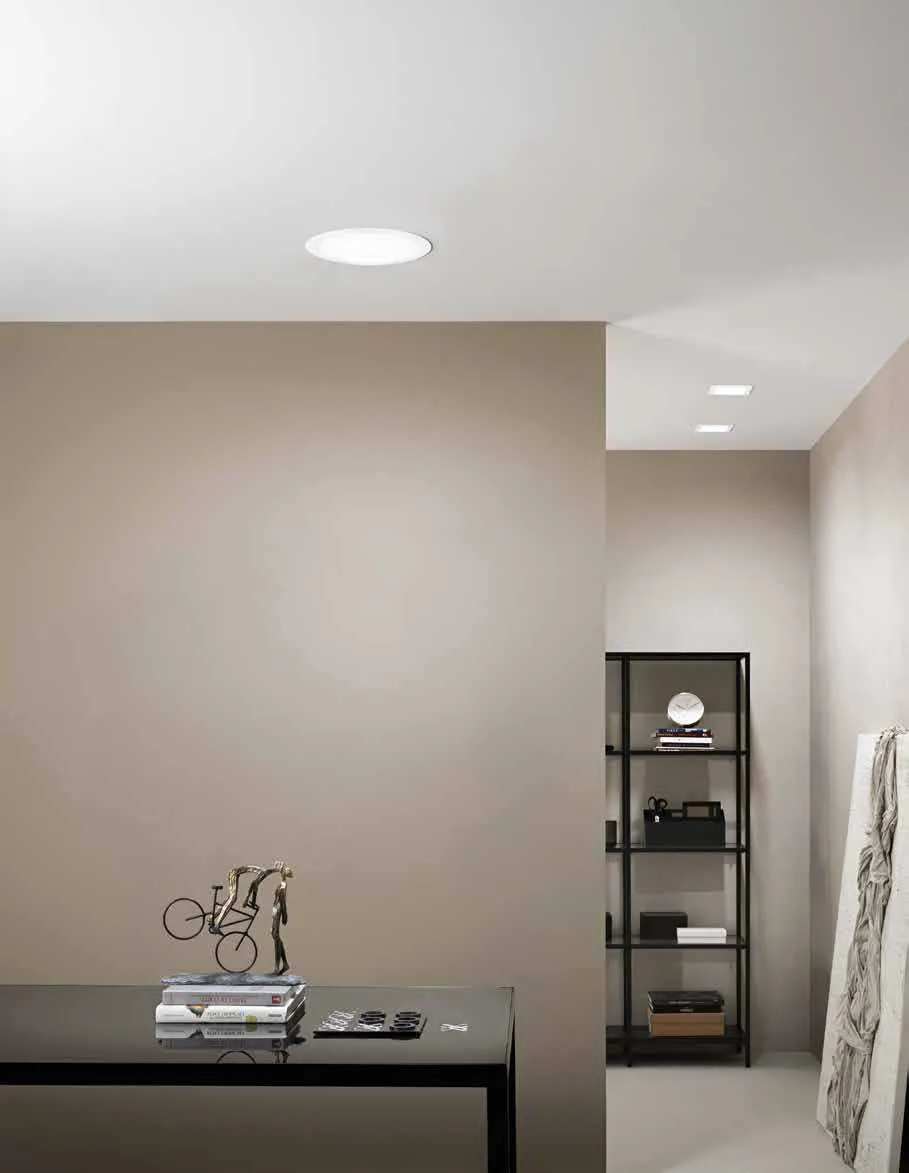 Faretto da incasso Slim Fan Europe acceso nel soffitto di un ingresso con mobile