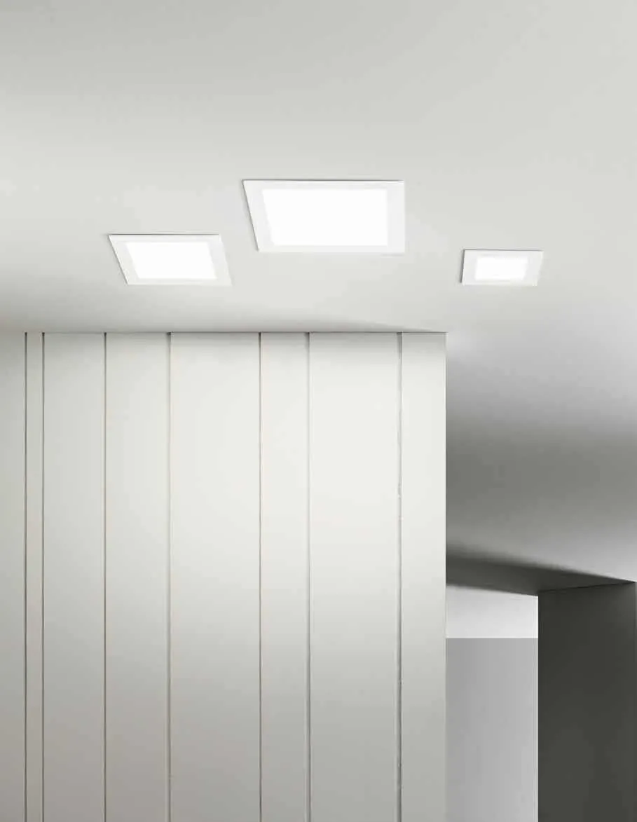 Faretti da incasso quadrati Flap CCT Fan Europe in un corridoio con pareti bianche