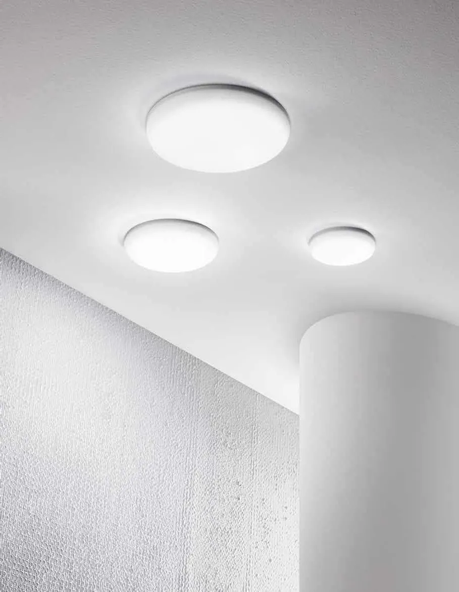Incassi Total Fan Europe a effetto plafoniera accesi su un soffitto bianco